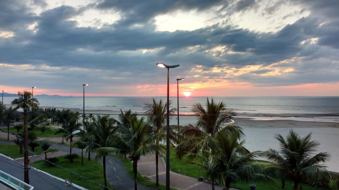 Apto. (pé na areia) com Churrasqueira na sacada Praia Grande (Santos) Exterior foto